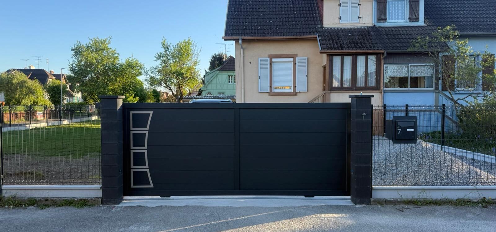 PORTAIL COULISSANT MARGAUX 1600X750 | Procloture Quel portail choisir pour une entrée contemporaine et sans entretien ? Pfastatt